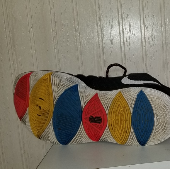 Nike Kyrie "Friends" - Picture 6 of 8